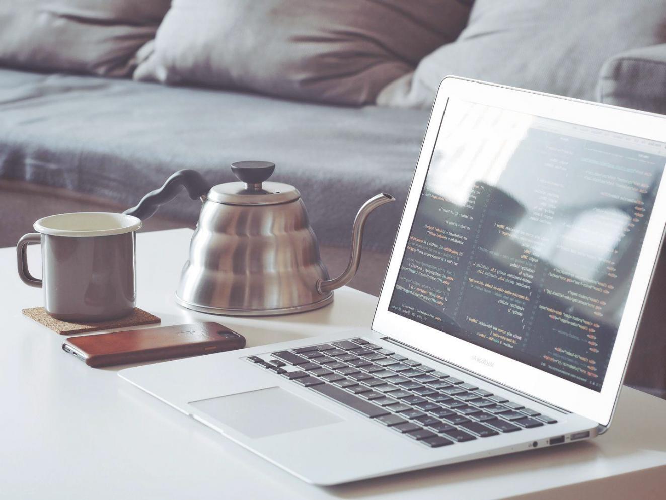 Професійна студія макрофотографії з сучасним обладнанням та креативним освітленням для навчання